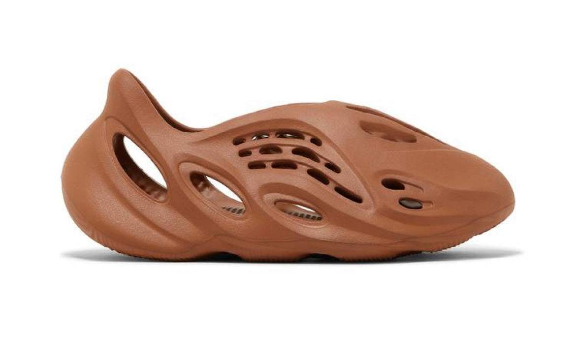 Yeezy Foam Runner Clay Red lightweight slip-on shoe with vibrant clay-red hue